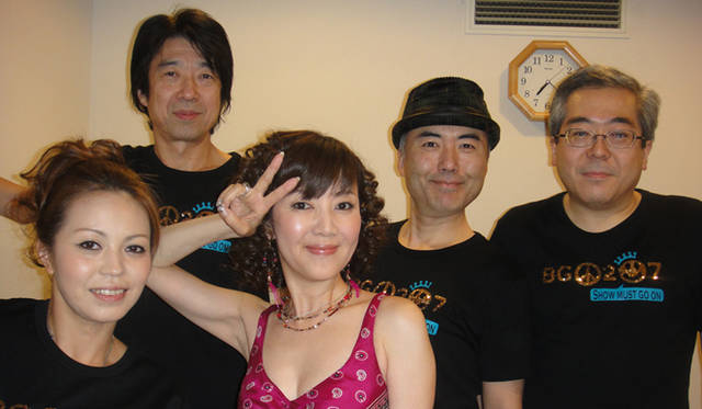 <strong>戸田恵子 × 植木 豪インタビュー</strong>　バンドのメンバーと。左から上里はな子さん（vln）、山崎教昌さん（key）、野呂尚史さん（ds）、千葉一樹さん（b）