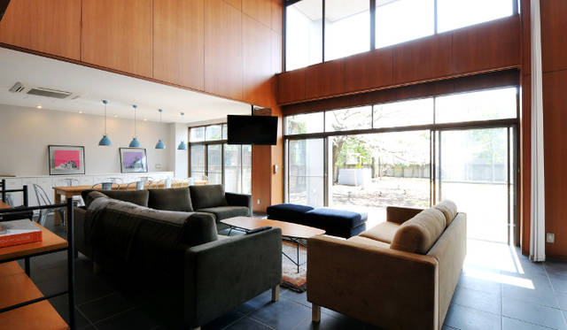 <strong>文苑邸</strong>　なかには吹き抜けのある広々とした共有スペースが　©ひつじ不動産