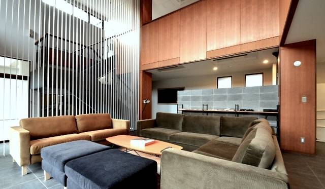 <strong>文苑邸</strong>　広びろとしたリビングスペース　©Yuta Ishii