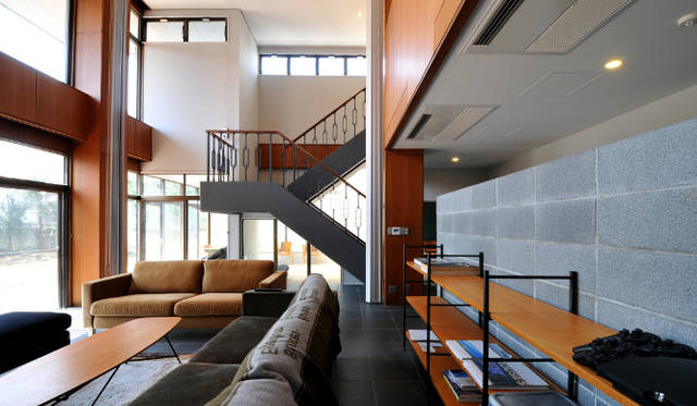 <strong>文苑邸</strong>　広びろとしたリビングスペース　©ひつじ不動産