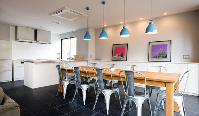 <strong>文苑邸</strong>　1階にあるダイニングスペース　©Takuya Suzuki