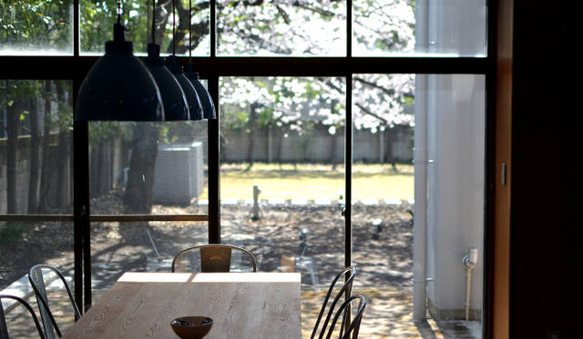 <strong>文苑邸</strong>　ダイニングスペースも庭に面している　©ひつじ不動産