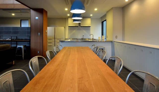 <strong>文苑邸</strong>　ダイニングスペースの奥にはキッチンが　©Yuta Ishii