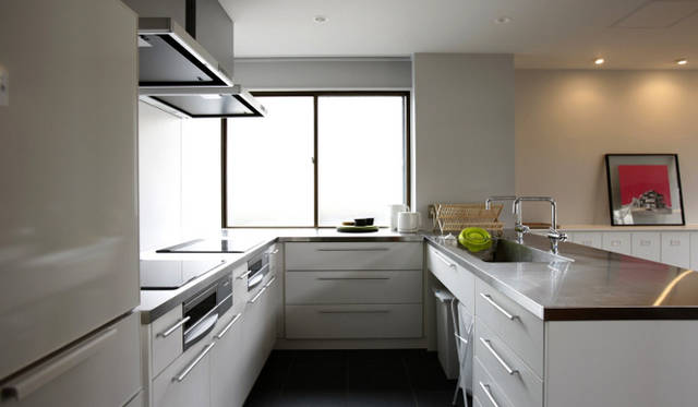 <strong>文苑邸</strong>　収納力のあるキッチン　©Takuya Suzuki