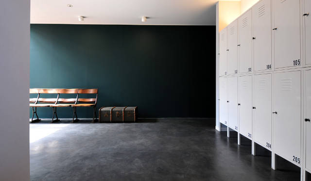 <strong>文苑邸</strong>　エントランスホール。右手には入居者全員分のシューズボックスが　©ひつじ不動産