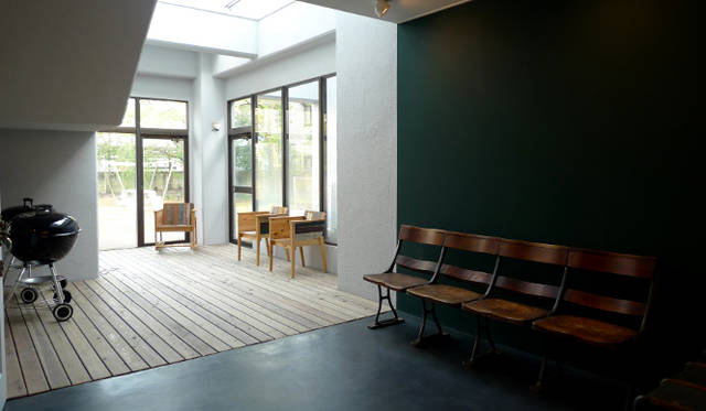 <strong>文苑邸</strong>　自然素材や廃材を利用したチェアなどをバランスよく配置　©R-Store