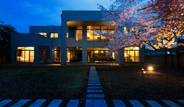 <strong>文苑邸</strong>　夜にはライトアップも　©Takuya Suzuki