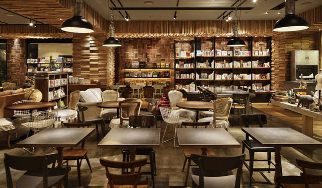 <strong>Brooklyn Parlor HAKATA </strong>　本棚には約1000冊以上の本がならぶ