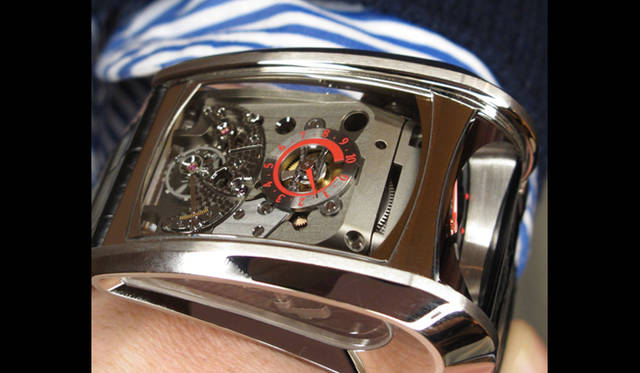 <strong>PARMIGIANI FLEURIER｜パルミジャーニ・フルリエ</strong>　普通の時計の文字盤部分にある赤い円はパワーリザーブインジケーター。ディファレンシャルギアを使用して表示精度を高めている