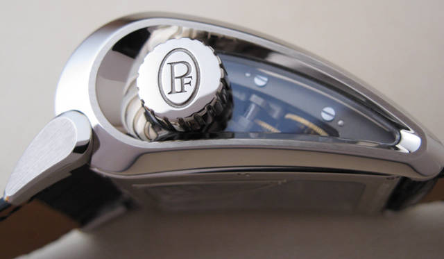 <strong>PARMIGIANI FLEURIER｜パルミジャーニ・フルリエ</strong>　この位置にリュウズを付けたため操作は少し複雑になったが、かなり大きいのでゼンマイを巻くのは楽だ