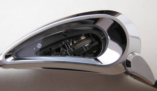 <strong>PARMIGIANI FLEURIER｜パルミジャーニ・フルリエ</strong>　ケースとラグの側面が相似形。ミシェル・パルミジャーニ氏お気に入りのフォルムだ