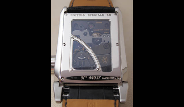 <strong>PARMIGIANI FLEURIER｜パルミジャーニ・フルリエ</strong>　シリアルナンバーはないが、裏蓋の金属部分に好きな文字を刻印できる。数字の刻印も可能だ