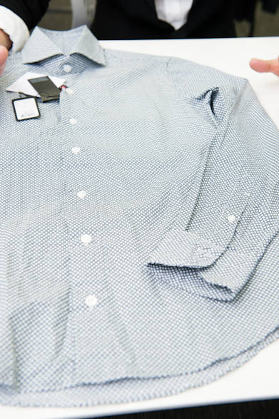 <strong> DESIGNWORKS｜デザインワークス</strong>　カッタウェイカラーシャツ2万2050円（マリオ・ムスカリエッロ／ドゥ・コート デザインワークス銀座店）