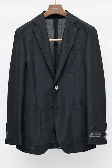 <strong> DESIGNWORKS｜デザインワークス</strong>　毎シーズン登場しているジャンフランコ・ボメザドリのジャケット。シャツジャケットとは一線を画す本格仕様で、これからの季節にぜひ。パッチポケットジャケット7万2450円（ジャンフランコ・ボメザドリ／ドゥ・コート デザインワークス銀座店）