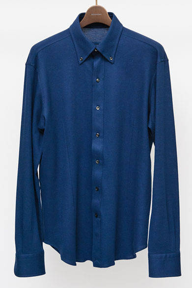 <strong> DESIGNWORKS｜デザインワークス</strong>　国内メーカー「中村技研」によって開発されたセラミック粒子入りの活性綿“ナノセラコットン”を使用。吸水速乾性と制菌防臭性を備えているので汗に強く、ビジネススタイルに最適だ。ナノセラコットンシャツ1万9950円（デザインワークス／ドゥ・コート デザインワークス銀座店）