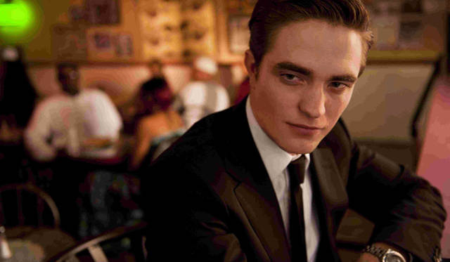 <strong>CHANEL│シャネル</strong>　デヴィッド・クローネンバーグ監督によるサスペンス映画『Cosmopolis（コスモポリス）』。劇中、ロバート・パティンソン扮する主人公の証券アナリストの腕にはシャネルの「J12 CHROMATIC（ジェイトゥエルブ クロマティック）」がクールに光っている。