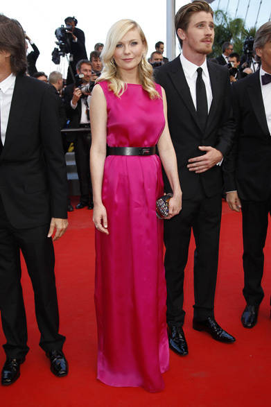 ウォルター・サレス監督最新作『On the Road』にて、Dior（ディオール）の鮮やかなフューシャピンクのドレスをまとって登場したのはKirsten Dunst（キルスティン・ダンスト）。サテン＋ガルーシャにクリスタルやストーンの刺繍がほどこされたクラッチ、そしてピンクゴールド、ダイアモンド、イエローサファイア、ピンクサファイアがきらめくジュエリーはルイ・ヴィトンより。