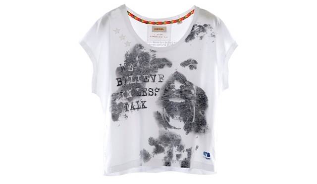 <strong>DIESEL│ディーゼル</strong>　「WE BELIEVE IN LESS TALK」のメッセージがあしらわれたTシャツ（ウィメンズ）　7350円　※写真は春夏モデル