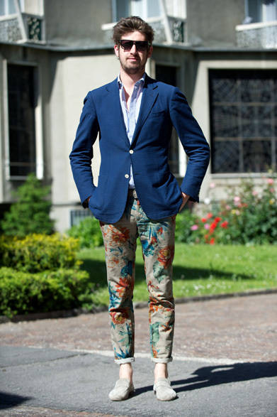 定番中の定番アイテムながら、デザインに個性的なこだわりが見られるラインナップも。ソールにナイキエアを仕込んだコールハーン、4センチあまりの分厚いクレープソールがインパクト大のピエール・アルディなど、大胆な仕様が魅力的。いっぽうで、伝統的な製法で作られたローファーも、色やストラップの形状など、細部に主張が見られるモデルをピックアップした。<br /><br /><strong>ステファノ・ジュリーニさん</strong><br />夏らしい軽い素材の紺ジャケットとフラワー柄のパンツが相性抜群。やはりここはパンツをロールアップし、ベージュスエードのローファを素足に履くことで、足もとも軽い印象にまとめている。