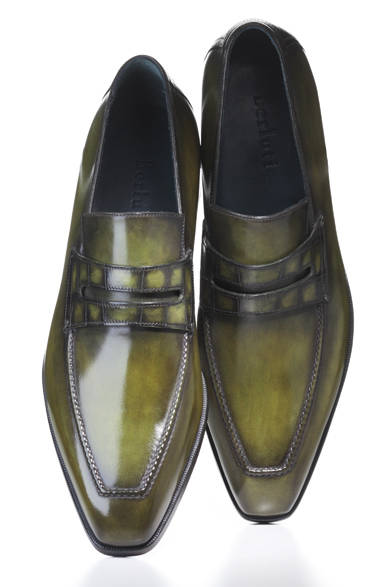 ベルルッティを代表するモデル「アンディ・ローファー」の50周年記念モデル。その名のとおり、アンディ・ウォーホールに由来するものだが、今回のモデルは、新アーティスティック・ディレクターのアレッサンドロ・サルトリによるあたらしいデザイン。ヴァンプにクロコダイルを使用し、特別なパティーヌが施されたプレミアムな一足だ。<br /><br /><br /><br />38万8500円<br />ベルルッティ・インフォメーション・デスク<br />Tel.0120-203-718