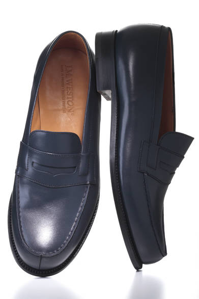 ジェイエムウエストンの代名詞ともいえる「ローファー180」。定番色のネイビーだが、マットな質感が新鮮だ。6のウィズとハーフサイズ展開により、幅広い甲の日本人にも履きやすい一足が見つかるはず。どんなコーディネートも上品にまとめてくれる、フレンチシックな雰囲気を足もとから演出する靴として大いに活躍してくれそうだ。<br /><br />7万6650円<br />ジェイエムウエストン青山店<br />Tel.03-6805-1691