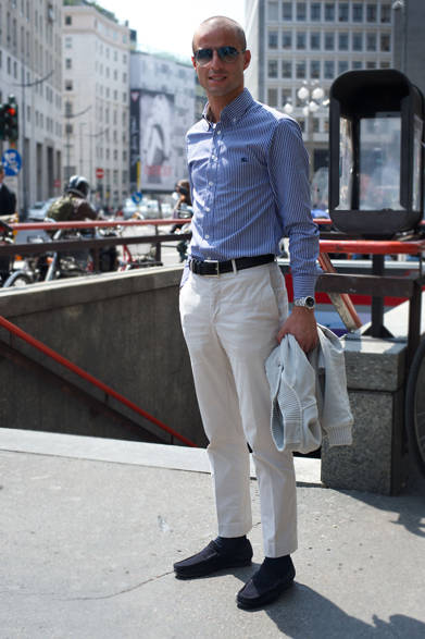 <strong>クリスティアーノ・ジョビンコさん</strong><br />ネイビーと白のいたって清潔な組み合わせが、サングラスと紺のスエードローファー、手持ちの上着によって、ほどよくリラックスしたこなれたイメージに。ベルトとローファーの色を濃紺で合わせ、アクセントにもなっている。トップス、ボトムスのサイズ選び、パンツ丈とローファーのバランスも理想的だ。
