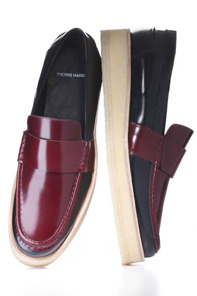 4cmあまりのクレープソールがダイナミックな一足。バーガンディとネイビーのツートンのほか、アッパー、ソールともにブラックのタイプもある。エルメスやバレンシアガのシューズデザイナーも務めるピエール・アルディが1999年に自身の名を冠して設立したフランスの靴ブランドである。<br /><br />5万400円<br />ステディ スタディ<br />Tel.03-5469-7110