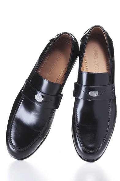 メンズライン2シーズン目となるジミーチュウからは、オリジナルのコインがついたペニーローファー。ボンドガールのような、セクシーな女性の絵柄が入っている。長めのノーズが、カジュアルスタイルにエレガントな要素をプラスしてくれる。<br /><br />7万5600円<br />ジミー チュウ<br />Tel.03-5413-1150