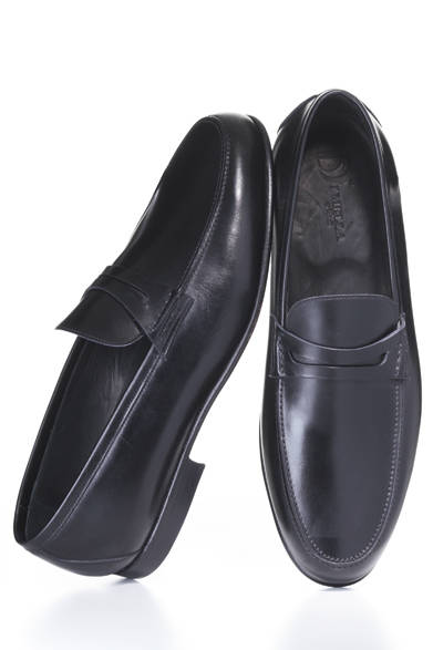 1882年創業のナポリのシューズブランド、ディ メッラ。細かく控えめな縫い目のアッパーが漂わせる品のよさが、イタリア南部の上流階級の空気感をまとっている。低めのソール、潔いブラック一色と、全体的にシャープなデザインにまとめられている。<br /><br />3万9900円<br />バーニーズ　ニューヨーク銀座店<br />Tel.03-3289-1200