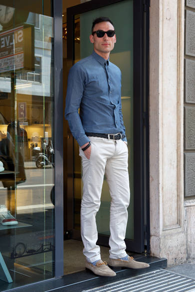 クニャっとまがる超ソフトなソール、コルクを採用した軽快なソール、甲とサイドで色が違うなど、個性が際立つモカシンが豊富。ベーシックながら、各社さまざまな遊びを施している。それだけにコーディネートも、ショーツにジャケットなど思い切った組み合わせにチャレンジしたい。もはや定番の着こなしといえるプレッピーに、ひとひねり加えたオリジナリティあるスタイルが実現する。<br /><br /><strong>ジョルジョ・カリカートさん</strong><br />ボタンを上まで留めたタイトなシャツ、股上が浅めのパンツでミニマムにまとめたコーディネート。ロングノーズのモカシンでさらにシャープさを際立たせ、最小限のアイテムで自分の“スタイル”を成立させている。