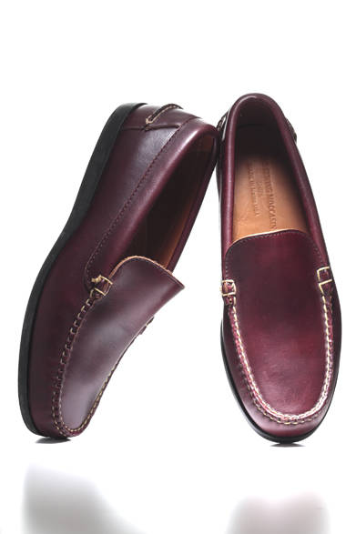 シップスがアメリカで生産し、現在では希少な手縫いのモカシンをラインナップしている「HAND SEWING MOCCASIN（ハンド ソーイング モカシン）」のヴァンプシューズ。 このモデルでは素材にクロムエクセルレザー(オイル含有率が高く防水性に優れ、キズにも強い)を使用。手縫いのアメリカ生産ならではの味のある仕上がりだ。トウ部分のモカ縫い以外の装飾を省いた、シンプルなヴァンプシューズゆえに、幅広いシーズンで使用可能だ。 <br /><br />2万8350円<br />シップス 渋谷店<br />Tel.03-3496-0481