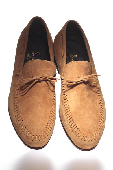 1875年創業の、リラックスタイプの革靴に定評があるイタリアの老舗。ここ数年、主要セレクトショップがこぞって取り扱う人気ブランドだ。アッパーと同素材のレザーコードをステッチに使った統一感のあるデザイン。薄めのソールは反り返りがよく、履き心地も申し分ない。<br /><br />4万4100円<br />エストネーション<br />Tel.03-5159-7800