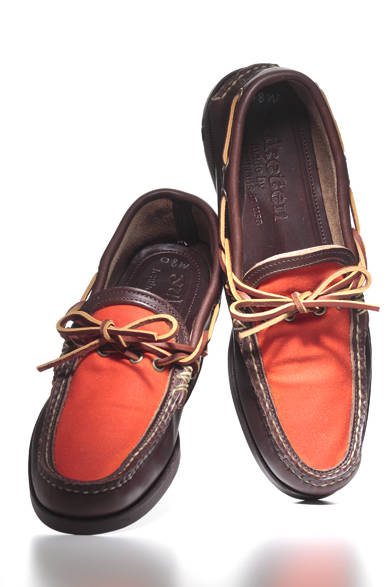 本格的かつモダンな作りで世界的に注目を集めているYUKETEN（ユケテン）。デザイナーのYuki Matsudaがアメリカでの旅の途中で出会った靴職人、鞄職人、革職人や毛布職人といったさまざまな職人から学んだ教訓や伝統を、もの作りの原点としているという。甲にビビッドなオレンジのキャンバス地を使用した個性的なキャンプモカシンは、カジュアルスタイルのアクセントとして効果大だ。<br /><br />3万4650円<br />インターナショナルギャラリー ビームス<br />Tel.03-3470-3948