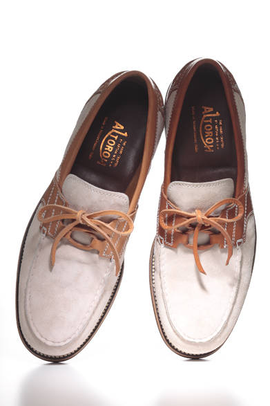 ALTOROH（アルトロ）は、Silvano Mazza（シルバノ マッツァ）を手掛けた、シルバノ・ソリーニ氏がディレクションするブランド。ソックス状のライニングにグッドイヤーの構造を融合させたグッドイヤーサケット製法を用い、高い技術を誇るイタリアのファクトリーで作られている。ギリーシューズとデッキシューズの交配種のようなこの個性的な一足は、適度にボリュームのあるラウンドトウを採用。国内販売分にかんしては、日本人の足型に合わせて調整されている。<br /><br />5万1450円<br />インターナショナルギャラリー ビームス<br />Tel.03-3470-3948