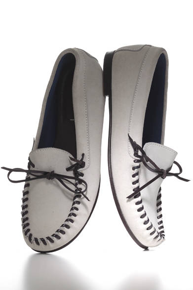 白のペンキで塗ったかのような独特の風合い。固めのヌバックのようなスエードで比較的重量もあるものの、履き口が大きくヒールも薄いため、履き心地は思いのほか軽快。さわやかなホワイトを汚したくないと感じるかもしれないが、ワイルドに履き込むほどにいい味わいを醸し出してくれそうだ。<br /><br />9万4500円<br />トム フォード ジャパン<br />Tel.03-5466-1123