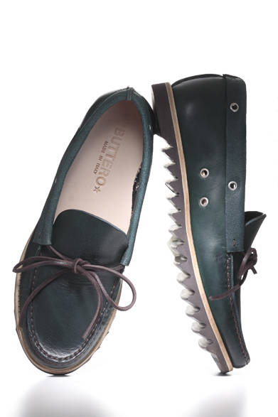 デッキタイプのモカシンシューズにシャークソールをあしらった豪快な造形。ソールは、登山靴や運動靴によく使われるビブラムのもの。使い込むごとに風合いの増す肉厚なレザー、レザーを折り返しハトメを施したエッジなど、ハードな印象の“男靴”といえよう。カラーはほかにベージュも用意。<br /><br />4万7250円<br />伊勢丹新宿店<br />Tel.03-3352-1111