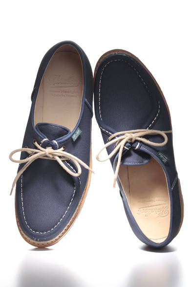 パラブーツの大定番チロリアンシューズ「ミカエル」。登山靴で採用されているノルヴェージャンウエルテッド製法で作られる。今季の新作は、アッパーにキャンバス地を採用、ウェルトには麻を挟んだ仕様で、夏らしいさわやかな仕上がりだ。天然ラテックでつくられたラバーソールによる、歩行の快適さにも定評がある。<br /><br />5万4600円<br />パラブーツ<br />Tel.03-5766-6688