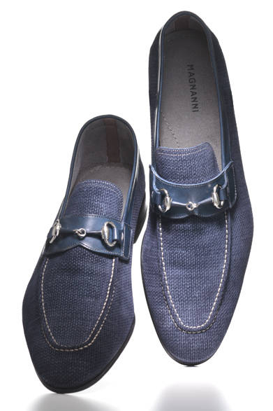 マッケイ製法のバリエーションである「ボロネーゼ製法」を駆使し、上質な既製靴をつくり出しているシューズファクトリーが、スペインを代表するブランドがマグナーニだ。昨年から人気があったモデルのキャンバスバージョンがあたらしく登場。特殊な加工を施したキャンバスが独特の風合いを醸し出し、モダニティを演出している。<br /><br />3万7800円<br />伊勢丹新宿店<br />Tel.03-3352-1111