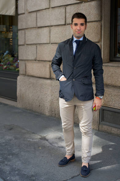 <strong>ジョルジョ・ディ・ナターレさん</strong><br />ジャケットはナイロン、足もとは素足にチャーチのタッセルローファーという、ミラノ的ビジネススタイルがコレ。タイを外せばオフスタイルとしても通用する着こなしに。ブレスレットとiPhoneのケースを明るめのストライプ柄で合わせるという、柔軟な発想がアクセントとして利いている。