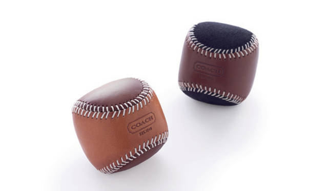 <strong>COACH│コーチ</strong>　Leather Baseball Paperweight 8400円