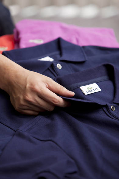 <strong>LACOSTE｜ラコステ</strong>　「ニューフィットのモデルは襟が固めで、立てやすいですよね」という波多氏