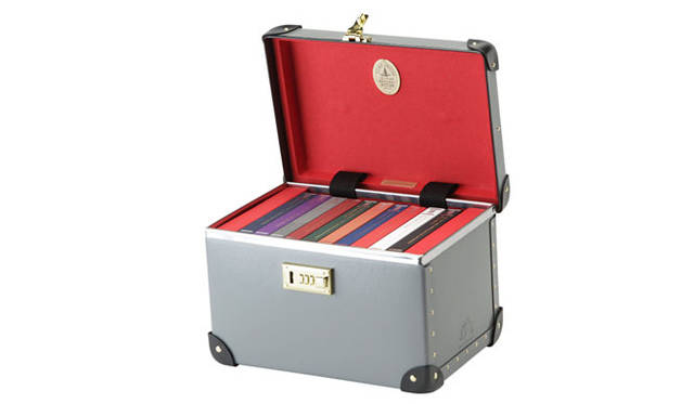 <strong>GLOBE-TROTTER｜グローブ・トロッター</strong>　グローブ・トロッター×坂本龍一 「スコラ・スペシャルモデル」