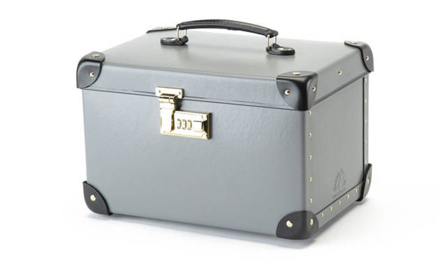 <strong>GLOBE-TROTTER｜グローブ・トロッター</strong>　グローブ・トロッター×坂本龍一 「スコラ・スペシャルモデル」