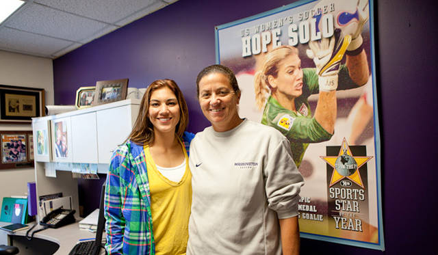 <strong>NIKE｜ナイキ</strong>　「THE LOOK OF SPORT：ホープ･ソロ」　ホープとヘッドコーチのレスリー・ガリモア