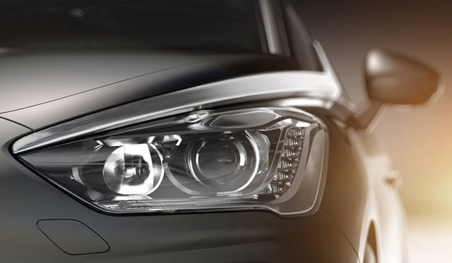 <strong>Citroen DS5｜シトロエン DS5</strong>　キセノンヘッドライトにLEDポジションランプが組み合わされる