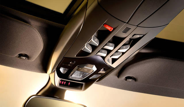 <strong>Citroen DS5｜シトロエン DS5</strong>　ルーフコンソールにはヘッドアップディスプレイ、コックピットルーフの操作スイッチを集約