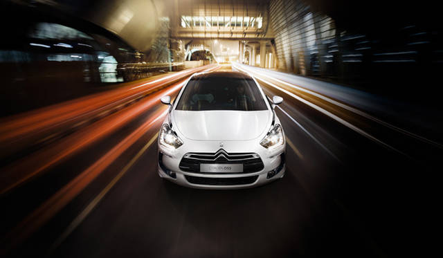 <strong>Citroen DS5｜シトロエン DS5</strong>　ヘッドライトからは“サーベル”とよばれるラインがフロントガラス側面へ伸びる
