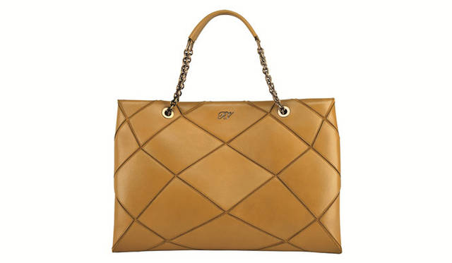 <strong>Roger Vivier｜ロジェ ヴィヴィエ</strong> カットワークが美しい新アイコンバッグ「プリズミック」