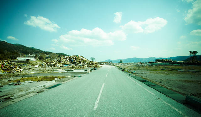 <strong>浜のミサンガ「環」</strong>　震災後、被災地の男性は瓦礫撤去などの力仕事に力をそそいだ