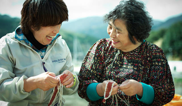 <strong>浜のミサンガ「環」</strong>　いっぽう、水揚げや番屋の手伝いをしていた“浜の女たち”の仕事はなくなってしまった